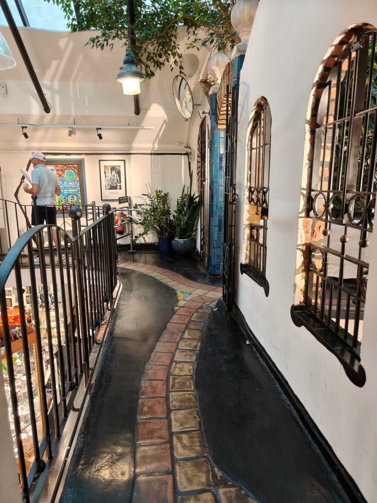 Interior de un edificio de arquitectura de Friedensreich Hundertwasser