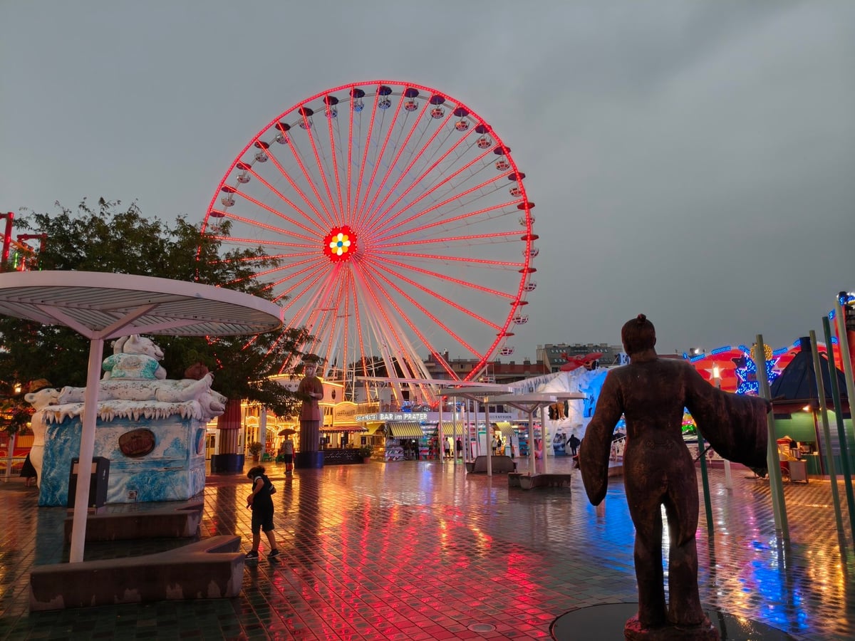 La Wiener Riesenrad, la noria gigante del Prater de Viena, con las cabinas rojas destacando sobre el resto de atracciones del parque.