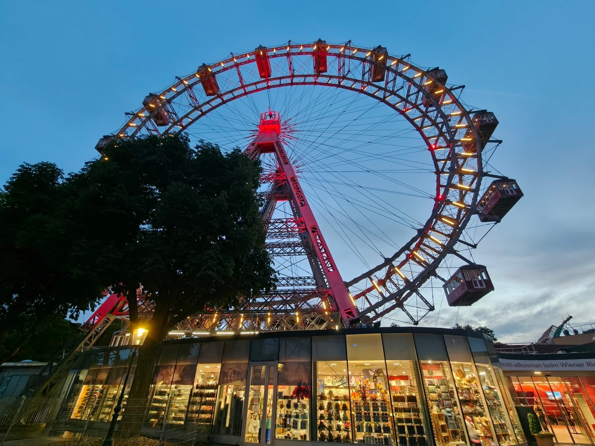 Parque de atracciones Prater de Viena con su gran noria