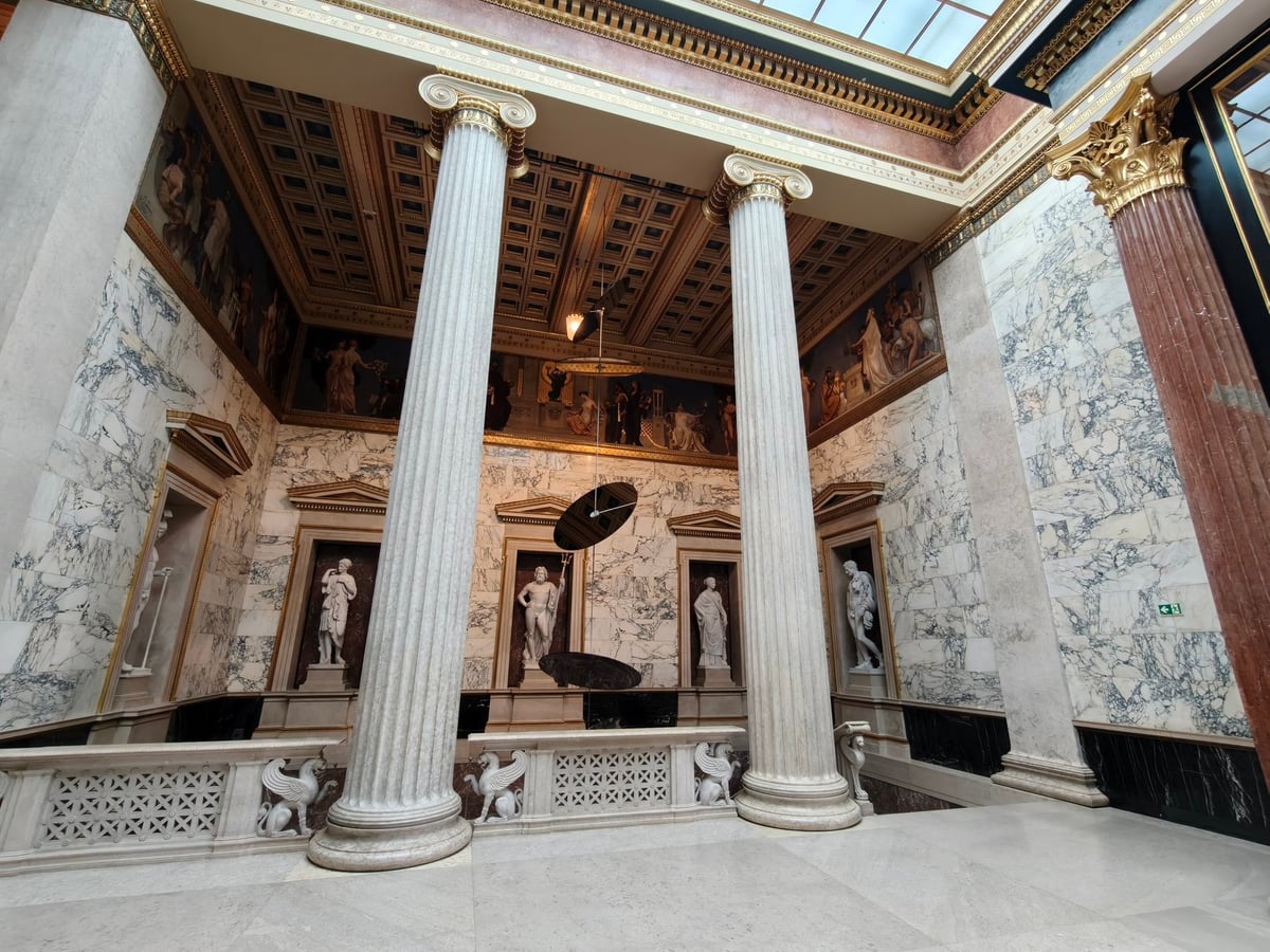 El Parlamento austriaco en Viena, con su fachada de estilo griego clásico y la fuente de Palas Atenea delante.