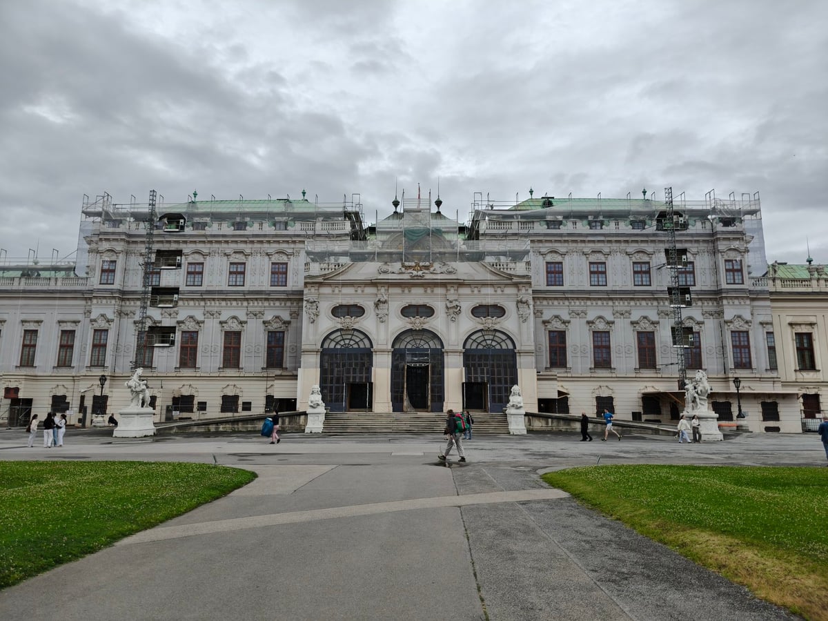 Palacio de Belvedere en Viena con jardines y fuentes