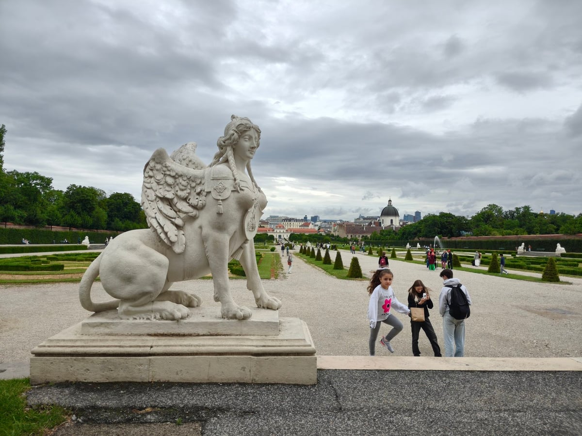 El palacio de Belvedere de Viena, con sus jardines barrocos escalonados y las fuentes ornamentales en primer plano.