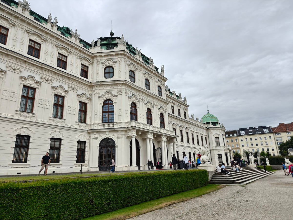 Palacio de Belvedere en Viena con jardines y fuentes