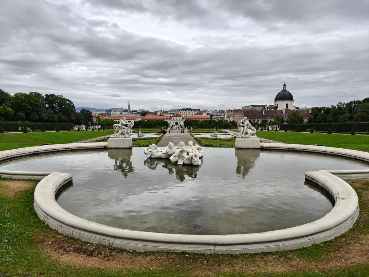Palacio de Belvedere en Viena con jardines y fuentes