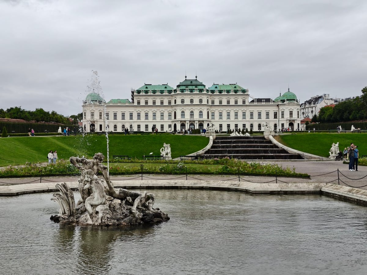 Palacio de Belvedere en Viena con jardines y fuentes