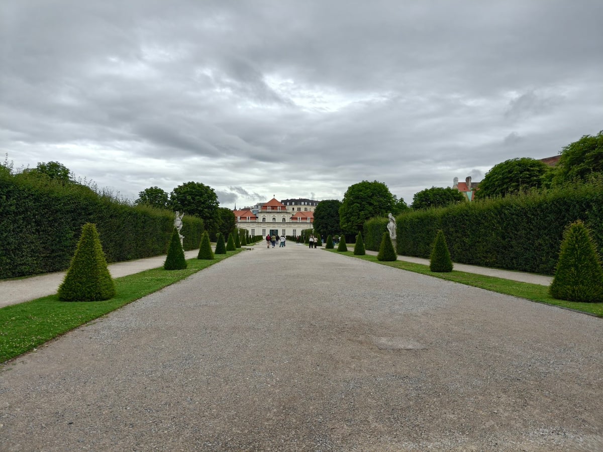 Palacio de Belvedere en Viena con jardines y fuentes