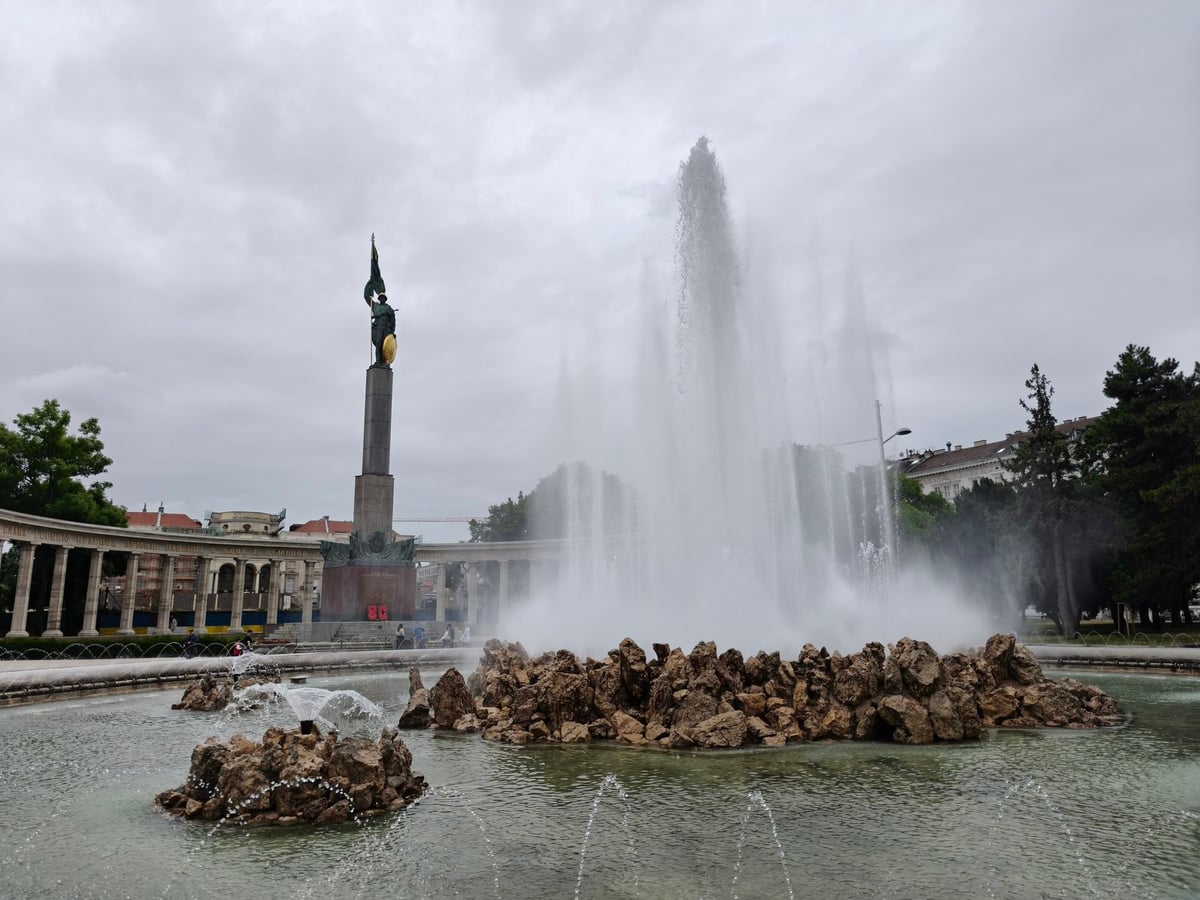 Palacio de Belvedere en Viena con jardines y fuentes