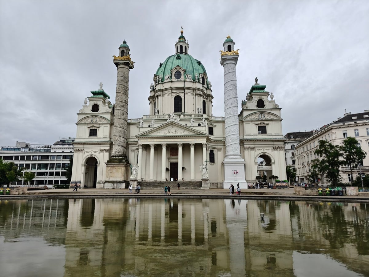 Palacio de Belvedere en Viena con jardines y fuentes