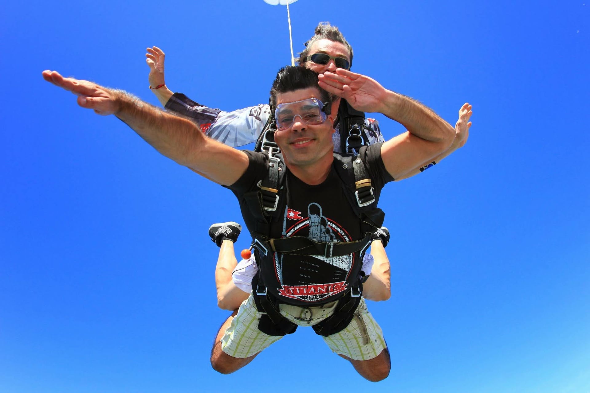 Salto en paracaídas sobre Dubái en 2012, con mi instructor detrás