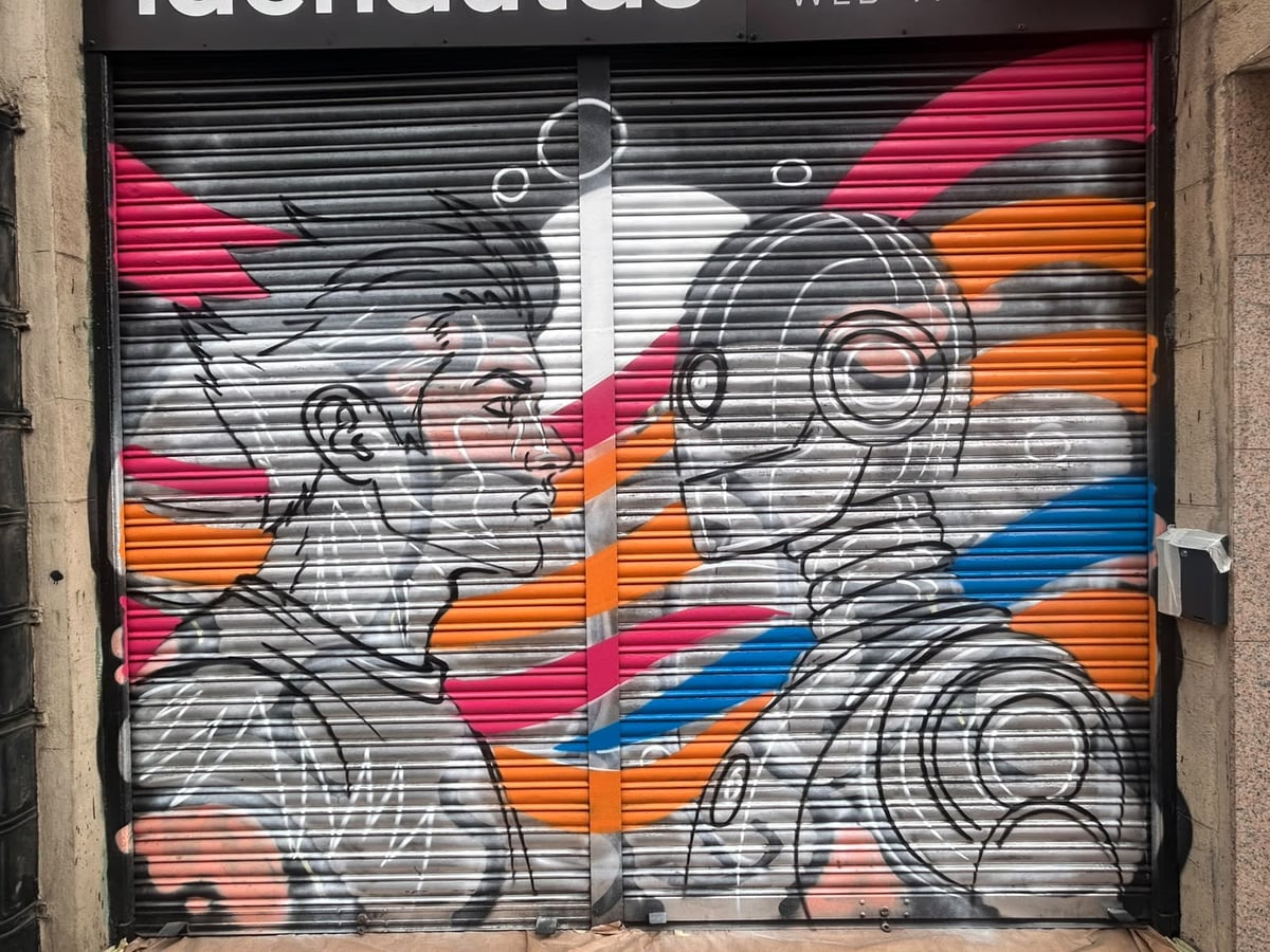 Primera fase del mural: bandas de color y línea negra sobre una base gris, con los dos protagonistas apenas insinuados