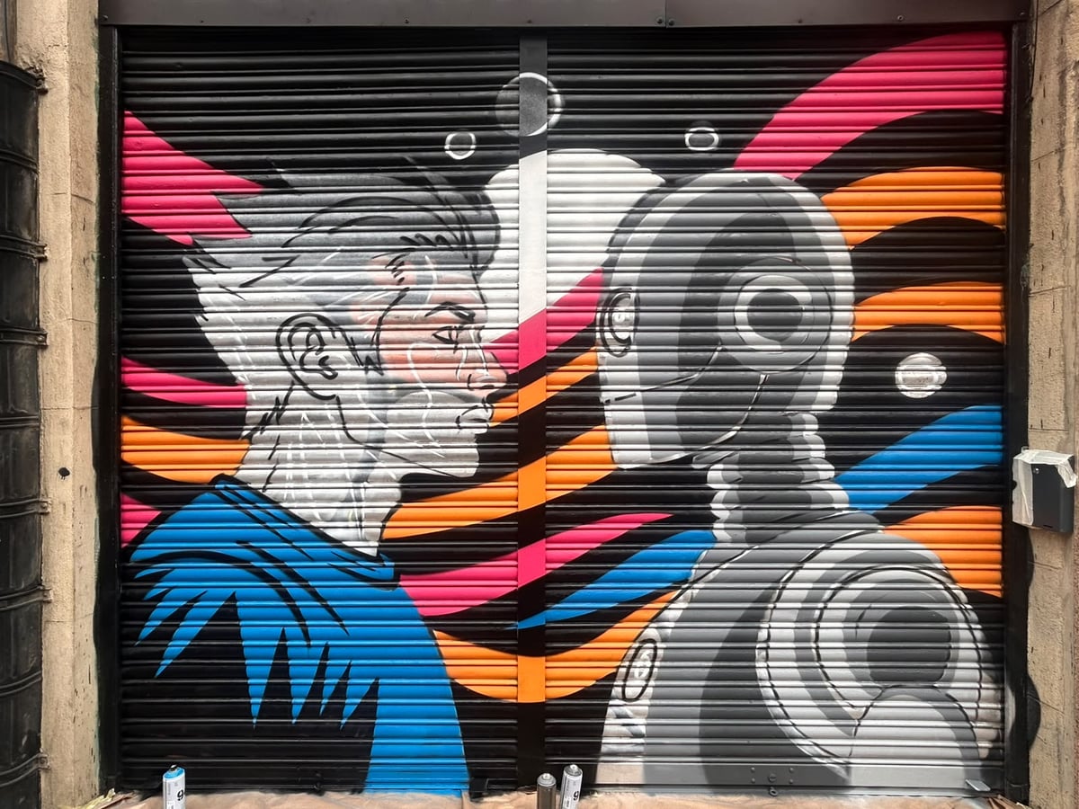 Segunda fase del mural: fondo negro y las dos figuras resueltas en blancos y grises antes de aplicar el color